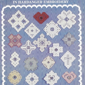 Könnte beinhalten: Ein Buchcover mit dem Titel "Suncatchers in Hardanger Embroidery" und einem Preis von 5,95 $. Das Cover zeigt einen blauen Hintergrund mit weißer Spitzenborte und 15 verschiedene Stickmuster in verschiedenen Farben, darunter Weiß, Rot, Rosa und Blau.