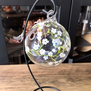 美しい手彫りと塗装が施されたスタンド付きのガラス製ボール型テラリウム。ジャスミンの花のクリスマスプレゼント、ヒュッゲ
