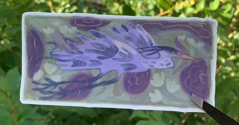 K&ouml;nnte beinhalten: Ein rechteckiger Aufkleber mit einer Illustration eines Vogels im Flug. Der Vogel ist &uuml;berwiegend lila mit dunkleren lila Akzenten und einem gelben Schnabel. Der Hintergrund zeigt lila Blumen- und Blattmotive.
