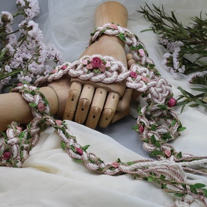 Handvast koord - 'Fae Garden' roségoud - op maat gemaakte Celtic Love Knot-trouwtouw met rozen in roze tinten met metallic roségoud