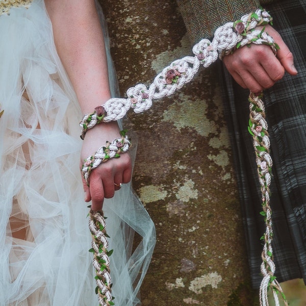 Cordon de serrage - Or rose « Fae Garden » - Corde de mariage noeud d'amour celtique sur mesure avec des roses dans les tons de rose et de l'or rose métallique