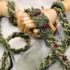 Cordino per handfasting - Verde + Nero con rose di carta bordeaux - Cordino per matrimonio con nodo celtico artigianale su misura, realizzato in cotone sostenibile