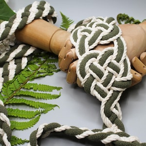 Handfasting Cord- 'Hearts Entwined Earthy Green'- Anpassbare keltische Liebesknoten- Hochzeit Handbinden Schnur- nachhaltige Baumwolle Olive und weiß