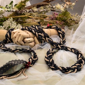 Cordone per Handfasting - Treccia - Nero + Tortora con nastro color salvia scuro, pizzo nero e rose di carta bordeaux - Scegli i tuoi colori