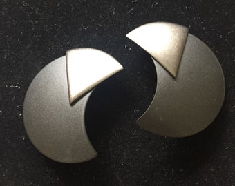 1990s black crescent moon geometric matte studs