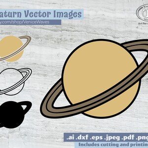 Op de afbeelding: Vier vectorafbeeldingen van Saturnus, een planeet met ringen. De afbeeldingen zijn in verschillende stijlen: geel met bruine ringen, zwart-wit en zwart met witte ringen. De tekst "4 Saturn Vector Images" staat bovenaan de afbeelding. De tekst "etsy.com/shop/VeniceWaves" staat onder de titel. De tekst ".ai.dxf .eps.jpeg.pdf.png.svg" staat onderaan de afbeelding. De tekst "Includes cutting and printing files" staat onder de bestandstypen.
