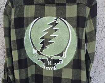 Camiseta infantil talla 4T de franela reciclada pintada a mano con estampado de Grateful Dead en color verde.