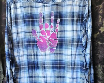 Camicia da donna taglia M in flanella a quadri blu riciclata, dipinta a mano in rosa da Jerry Hand