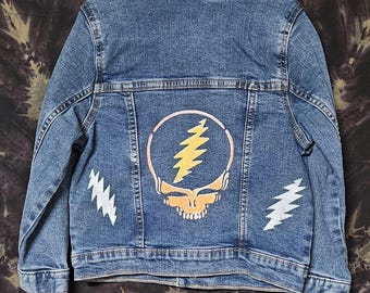 Jaqueta infantil tamanho 5T feita com jeans reciclado e pintada à mão com estampa do Grateful Dead (Stealie & Bolts).