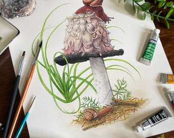 Könnte beinhalten: Ein Aquarellbild eines Pilzes mit einer Schnecke darauf. Der Pilz ist rosa und weiß mit einem schwarzen Hut. Die Schnecke ist braun mit einer gelben Schale. Der Pilz ist von grünem Gras und braunen Blättern umgeben.