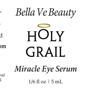 Puede incluir: Una etiqueta verde y blanca con el texto "Bella Ve Beauty HOLY GRAIL Miracle Eye Serum 1/6 fl oz | 5 mL" y un c&iacute;rculo verde con el texto "Green Approved Beauty". La etiqueta tambi&eacute;n incluye una lista de ingredientes, que incluyen aloe vera, lavanda, lim&oacute;n, salvia, c&uacute;rcuma, rosa, pepino y &aacute;cido hialur&oacute;nico. La etiqueta tambi&eacute;n incluye el texto "Ayuda a reducir la hinchaz&oacute;n, las ojeras, las arrugas y las l&iacute;neas finas. Usar por la ma&ntilde;ana y por la noche. Aplicar en la parte superior, inferior y en las esquinas exteriores del ojo. Se absorbe r&aacute;pidamente. Para todo tipo de piel."