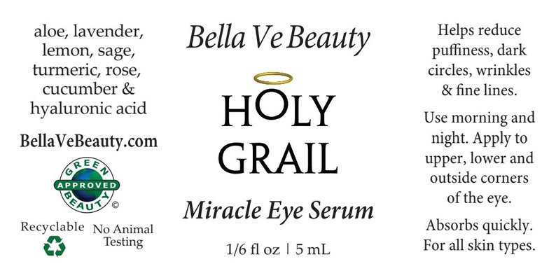 Puede incluir: Una etiqueta verde y blanca con el texto "Bella Ve Beauty HOLY GRAIL Miracle Eye Serum 1/6 fl oz | 5 mL" y un c&iacute;rculo verde con el texto "Green Approved Beauty". La etiqueta tambi&eacute;n incluye una lista de ingredientes, que incluyen aloe vera, lavanda, lim&oacute;n, salvia, c&uacute;rcuma, rosa, pepino y &aacute;cido hialur&oacute;nico. La etiqueta tambi&eacute;n incluye el texto "Ayuda a reducir la hinchaz&oacute;n, las ojeras, las arrugas y las l&iacute;neas finas. Usar por la ma&ntilde;ana y por la noche. Aplicar en la parte superior, inferior y en las esquinas exteriores del ojo. Se absorbe r&aacute;pidamente. Para todo tipo de piel."