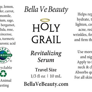Puede incluir: Una etiqueta verde y blanca con el texto "Green Approved Beauty" y un s&iacute;mbolo de reciclaje. La etiqueta es para un producto llamado "Holy Grail Revitalizing Serum" de Bella Ve Beauty. El producto se describe como ayuda a reparar, hidratar, tonificar, aclarar, combatir el acn&eacute;, reducir las arrugas, las l&iacute;neas finas y reafirmar la piel. El producto est&aacute; disponible en tama&ntilde;o de viaje de 1/3 fl oz (10 ml).