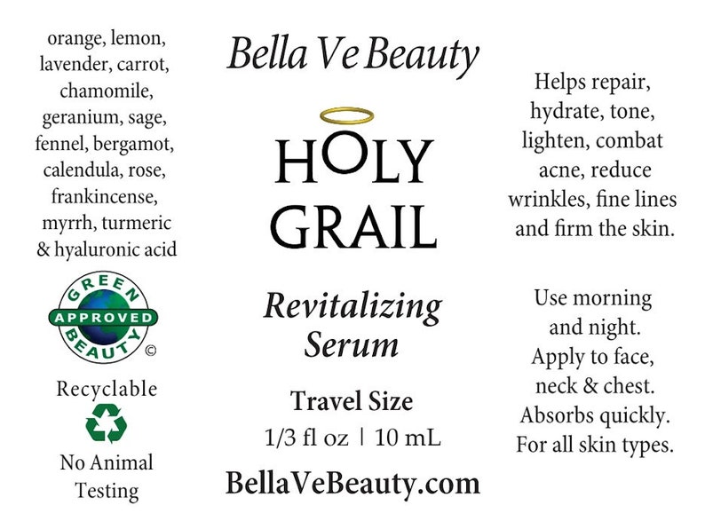Puede incluir: Una etiqueta verde y blanca con el texto "Green Approved Beauty" y un s&iacute;mbolo de reciclaje. La etiqueta es para un producto llamado "Holy Grail Revitalizing Serum" de Bella Ve Beauty. El producto se describe como ayuda a reparar, hidratar, tonificar, aclarar, combatir el acn&eacute;, reducir las arrugas, las l&iacute;neas finas y reafirmar la piel. El producto est&aacute; disponible en tama&ntilde;o de viaje de 1/3 fl oz (10 ml).