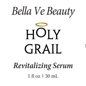 Puede incluir: Una etiqueta blanca con el texto "Bella Ve Beauty" y "HOLY GRAIL Revitalizing Serum" en negro. La etiqueta tambi&eacute;n incluye un halo dorado sobre la palabra "HOLY". El producto se describe como un suero que ayuda a reparar, hidratar, tonificar, aclarar, combatir el acn&eacute;, reducir las arrugas, las l&iacute;neas finas y reafirmar la piel. Se recomienda usarlo por la ma&ntilde;ana y por la noche. La etiqueta tambi&eacute;n indica que el suero se absorbe r&aacute;pidamente y es para todo tipo de piel. El producto es de 30 ml.