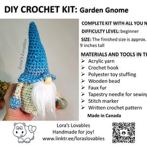 Puede incluir: Kit de ganchillo DIY para un gnomo de jardín. La medida final es de aproximadamente 23 cm de alto. El kit incluye hilo acrílico, un ganchillo, relleno de poliéster, una cuenta de madera, piel sintética y un marcador de puntada.