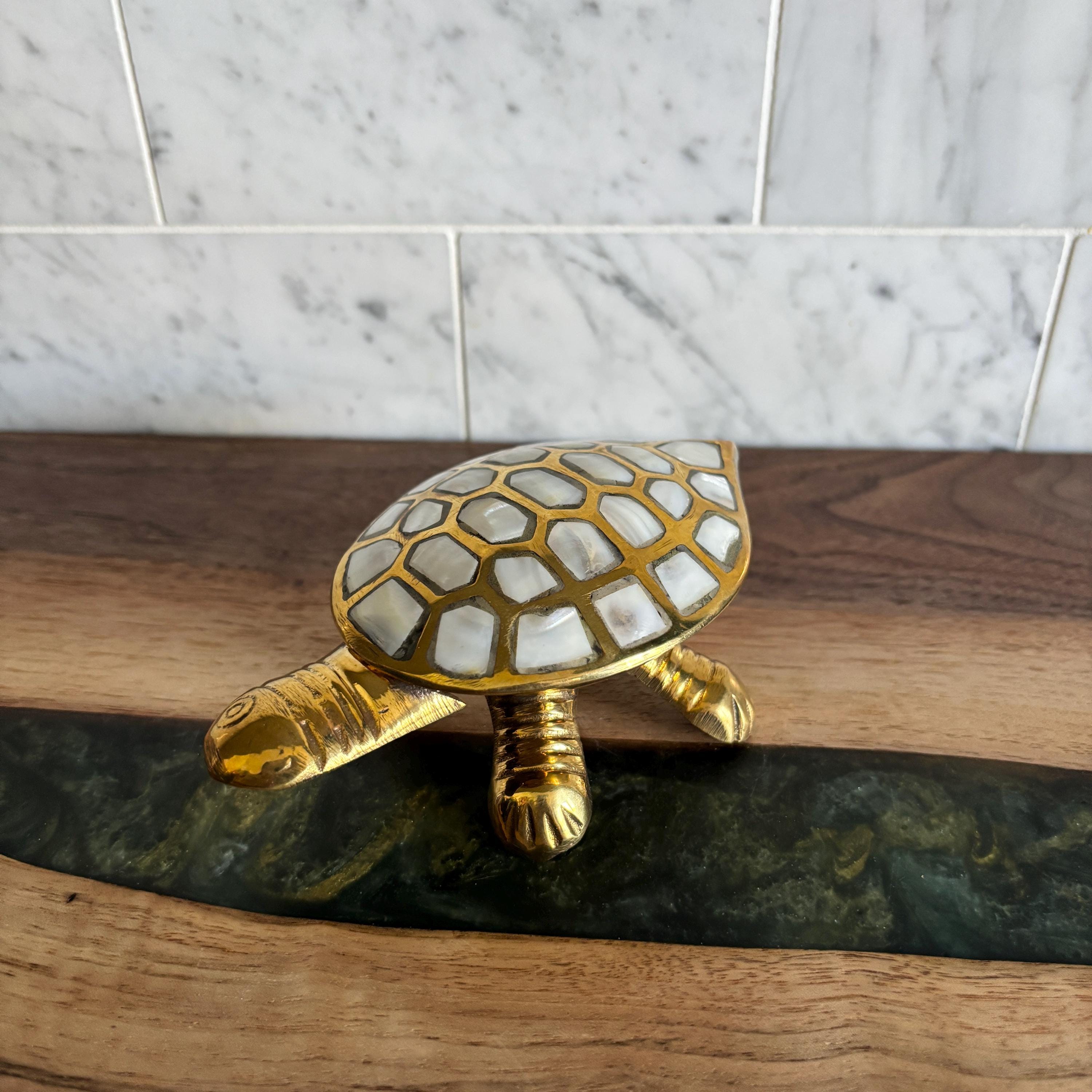 Joyero, cenicero y pastillero de tortuga de latón vintage con nácar