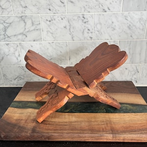 Petit support de livre pliant vintage en bois sculpté à la main