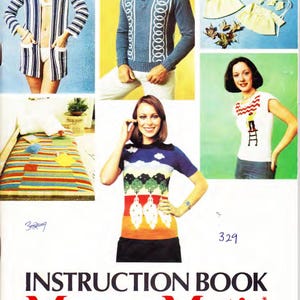 Può includere: Un manuale di istruzioni per la macchina per maglieria a schede perforate Memo-Matic di Singer, con illustrazioni di vari capi in maglia tra cui un cardigan a righe, un pullover blu, un maglione con paesaggio e una t-shirt bianca.