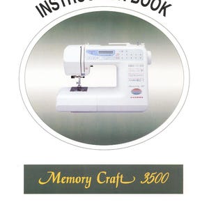 Op de afbeelding: Een witte Janome Memory Craft 3500 naaimachine wordt weergegeven in een cirkelvormig kader. De tekst INSTRUCTION BOOK staat in een boog boven de cirkel en Memory Craft 3500 is in geel schrift gedrukt op een donkere rechthoekige balk eronder.