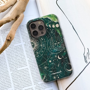 Puede incluir: Una funda de teléfono verde con un diseño celestial que presenta un mapa de constelaciones, estrellas, lunas y soles. La funda tiene un borde blanco y el texto "The Universe" en letras blancas.