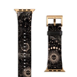 Peut inclure: Un bracelet de montre Apple en cuir noir avec une boucle dor&eacute;e et un motif c&eacute;leste repr&eacute;sentant des constellations, des lunes et des soleils en or.