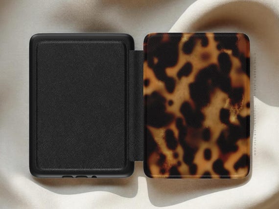 Classy Tortoise Shell Print Kindle Paperwhite 7" Colorsoft Case (2024 Models) Saffiano Leatherette Textured Cover With Animal Print Design