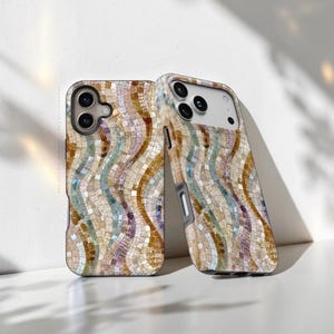 Puede incluir: Dos fundas para teléfono con un patrón de mosaico de líneas verticales onduladas en tonos dorados, beige, azul claro y violeta suave. El diseño consiste en pequeños azulejos cuadrados dispuestos en un patrón fluido y rítmico en la parte trasera.
