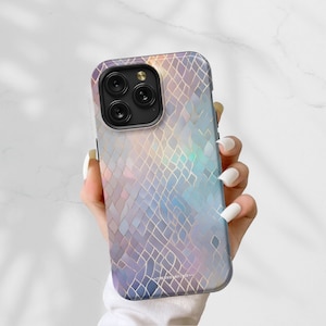 Op de afbeelding: Een telefoonhoesje met een kleurrijk geometrisch patroon. Het hoesje is gemaakt van transparant materiaal en heeft een verhoogde rand om het scherm van de telefoon te beschermen.