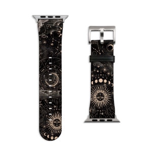 Peut inclure: Un bracelet de montre Apple en cuir noir avec un imprim&eacute; c&eacute;leste dor&eacute; repr&eacute;sentant le soleil, la lune et les &eacute;toiles. Le bracelet est compatible avec les Apple Watch Series 4 et ult&eacute;rieures.