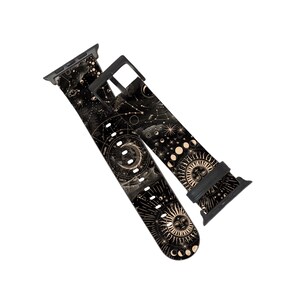 Peut inclure: Bracelet de montre Apple noir et or avec un motif c&eacute;leste repr&eacute;sentant des lunes, des &eacute;toiles et des constellations.
