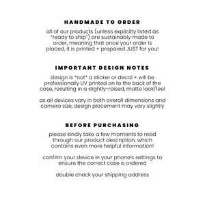 Peut inclure: Texte sur fond blanc avec les mots "Handmade to Order" et "Important Design Notes". Le texte explique que les produits sont fabriqu&eacute;s sur commande et que le motif n'est pas un autocollant ou un d&eacute;calque, mais est imprim&eacute; au dos de l'&eacute;tui. Le texte mentionne &eacute;galement que le placement du motif peut varier l&eacute;g&egrave;rement en fonction des diff&eacute;rentes tailles d'appareils.