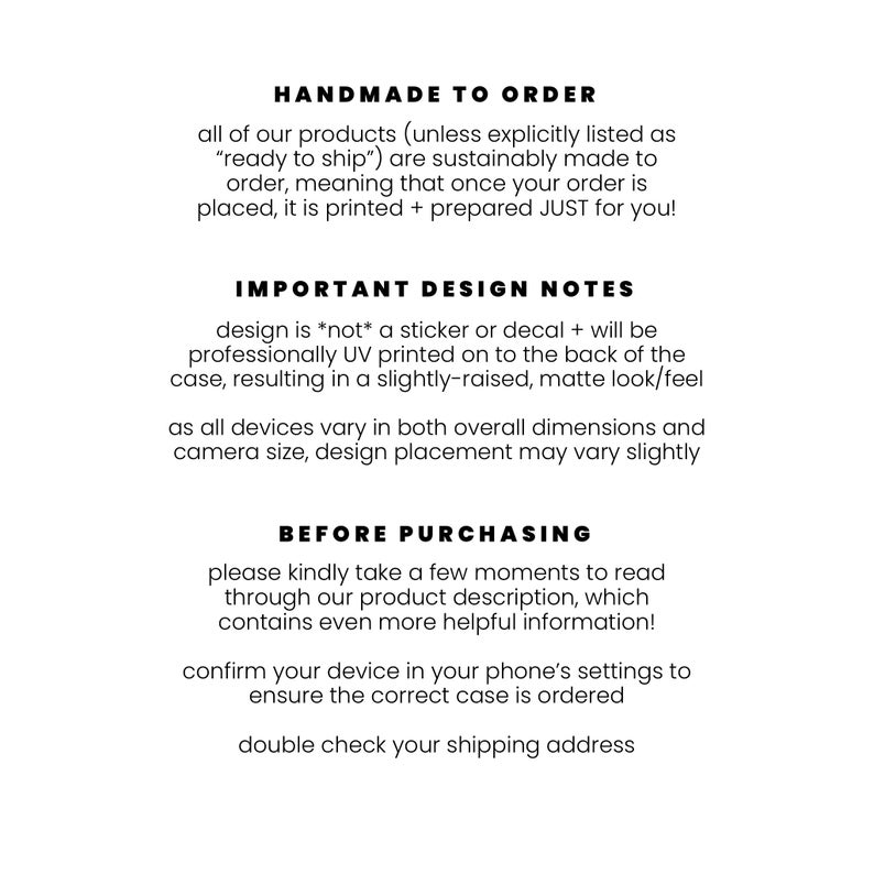 Peut inclure: Texte sur fond blanc avec les mots "Handmade to Order" et "Important Design Notes". Le texte explique que les produits sont fabriqu&eacute;s sur commande et que le motif n'est pas un autocollant ou un d&eacute;calque, mais est imprim&eacute; au dos de l'&eacute;tui. Le texte mentionne &eacute;galement que le placement du motif peut varier l&eacute;g&egrave;rement en fonction des diff&eacute;rentes tailles d'appareils.