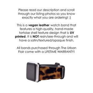 Pu&ograve; includere: Un cinturino per smartwatch con motivo a tartaruga marrone e nero. Il cinturino &egrave; realizzato in pelle vegana e presenta un design stampato UV. Il testo "Please read our description and scroll through our listing photos so you know exactly what you are ordering! :) This is a vegan leather watch band that features a high-quality, hand-made tortoise shell texture design that is UV printed. It is NOT resin/see-through and will have a satin/textured/opaque finish. All bands purchased through The Urban Flair come with a LIFETIME WARRANTY!" &egrave; visibile nell'immagine.