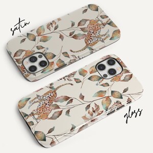 Pu&ograve; includere: Una custodia per telefono con sfondo beige e un motivo di leopardi marroni e foglie. La custodia &egrave; disponibile in due finiture: satinata e vetro.