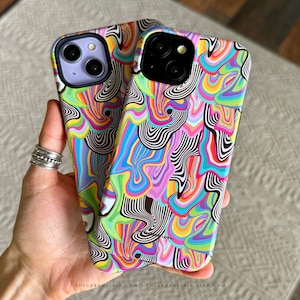 Puede incluir: Dos fundas para smartphone con un vibrante patrón abstracto multicolor de formas líquidas arremolinadas en rosa neón, azul brillante, verde lima y amarillo, contrastadas con segmentos de líneas onduladas en blanco y negro.
