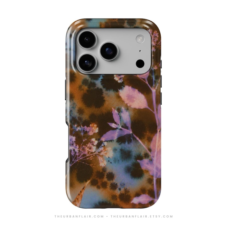 Puede incluir: Una funda para smartphone con un fondo tie-dye marr&oacute;n oscuro y azul, con un estampado bot&aacute;nico de color violeta claro de hojas y flores. La funda tiene un recorte rectangular para la c&aacute;mara en la parte superior con tres lentes circulares y un flash. El texto THEURBANFLAIR.COM THEURBANFLAIR.ETSY.COM est&aacute; impreso en la parte inferior.