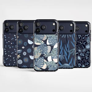 Puede incluir: Cinco fundas de teléfono azul marino con varios diseños. Los diseños incluyen lunares blancos, arreglos florales, hojas de monstera y estampado de leopardo. Las fundas tienen una carcasa de cámara azul oscuro y un borde transparente.