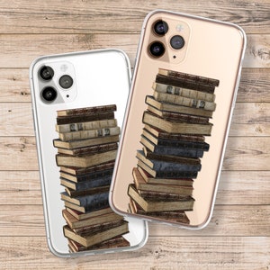 Könnte beinhalten: Zwei transparente Handyhüllen mit einem bedruckten Design aus einem Stapel antiker Bücher. Die Hüllen sind für ein iPhone mit Kamerabuckel konzipiert.