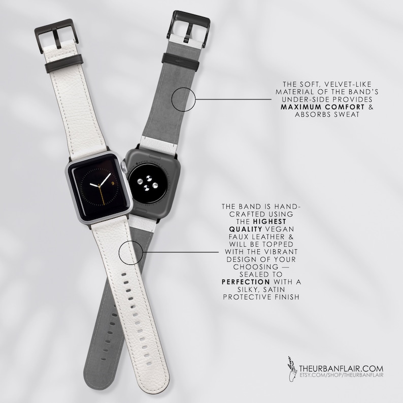 Pu&ograve; includere: Due cinturini Apple Watch in bianco e grigio con un quadrante Apple Watch bianco e grigio. I cinturini sono in pelle vegana e hanno una finitura satinata setosa. Il testo sull'immagine recita: "Il cinturino &egrave; realizzato a mano con pelle vegana di altissima qualit&agrave; e sar&agrave; rifinito con il design vibrante a tua scelta - sigillato alla perfezione con una finitura satinata setosa e protettiva."  "Il materiale morbido e vellutato del lato inferiore del cinturino offre il massimo comfort e assorbe il sudore."