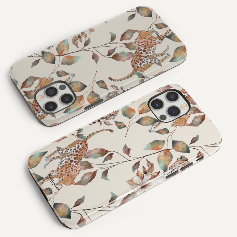 Pu&ograve; includere: Due custodie per telefono con sfondo beige e un motivo di foglie marroni e verdi e un animale con stampa leopardata.