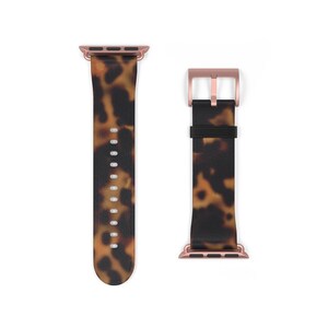 Pu&ograve; includere: Un cinturino per Apple Watch con stampa leopardata marrone e nera con dettagli in oro rosa.