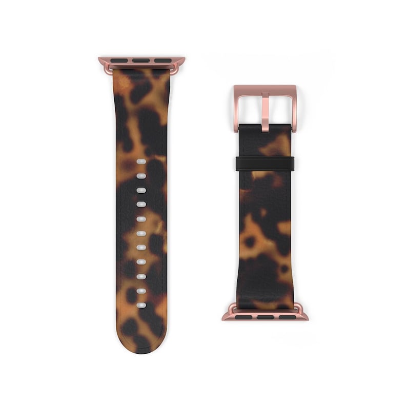 Pu&ograve; includere: Un cinturino per Apple Watch con stampa leopardata marrone e nera con dettagli in oro rosa.