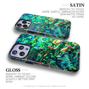 Pu&ograve; includere: Due custodie per iPhone con un motivo a conchiglia di abalone verde, blu e iridescente. La custodia superiore &egrave; etichettata "SATIN" e la custodia inferiore &egrave; etichettata "GLOSS".