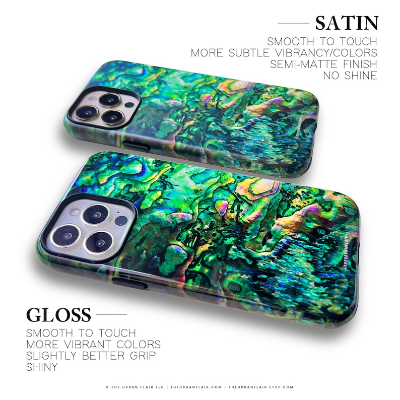 Pu&ograve; includere: Due custodie per iPhone con un motivo a conchiglia di abalone verde, blu e iridescente. La custodia superiore &egrave; etichettata "SATIN" e la custodia inferiore &egrave; etichettata "GLOSS".