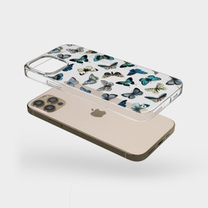 Op de afbeelding: Een transparante telefoonhoes met een patroon van kleurrijke vlinders. De hoes is ontworpen voor een iPhone 12 Pro Max.