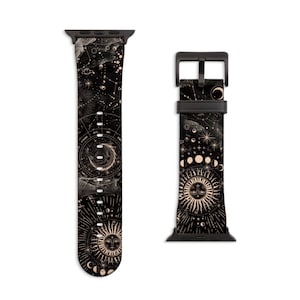 Peut inclure: Bracelet de montre Apple noir avec un imprim&eacute; c&eacute;leste dor&eacute; repr&eacute;sentant des constellations, des lunes et un soleil. Le bracelet est en cuir et poss&egrave;de une boucle noire.