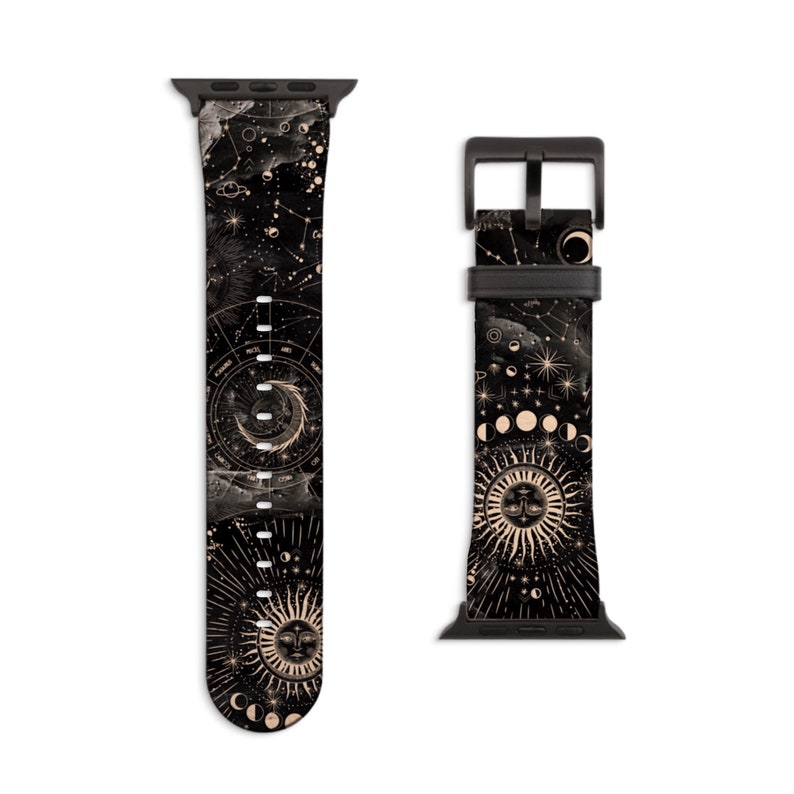Peut inclure: Bracelet de montre Apple noir avec un imprim&eacute; c&eacute;leste dor&eacute; repr&eacute;sentant des constellations, des lunes et un soleil. Le bracelet est en cuir et poss&egrave;de une boucle noire.