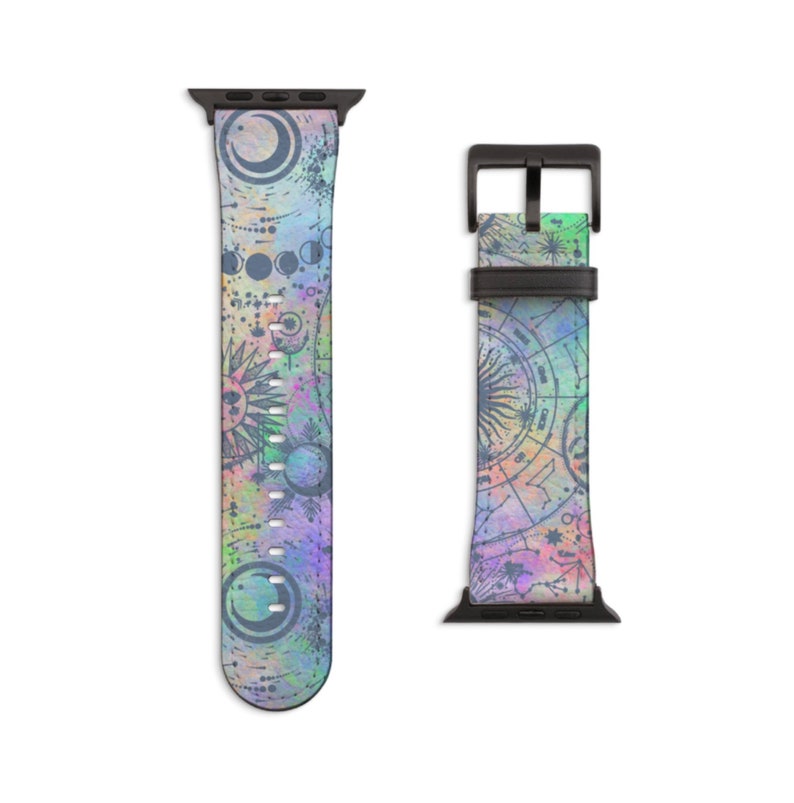 K&ouml;nnte beinhalten: Ein Uhrenarmband mit einem mehrfarbigen, irisierenden Hintergrund und dunkelblauen Himmelsillustrationen, darunter Mondphasen, Sonnenmotive und astrologische Diagramme. Das Armband hat schwarze Anschl&uuml;sse und eine schwarze Dornschlie&szlig;e.