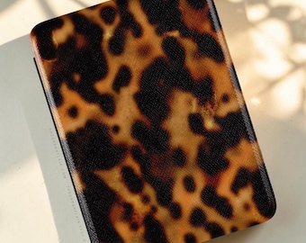 Custodia per Kindle con stampa tartarugata - Cover in pelle Saffiano per Kindle di 11a generazione, Paperwhite di 11a e 12a generazione (6", 6,8", 7") e Colorsoft